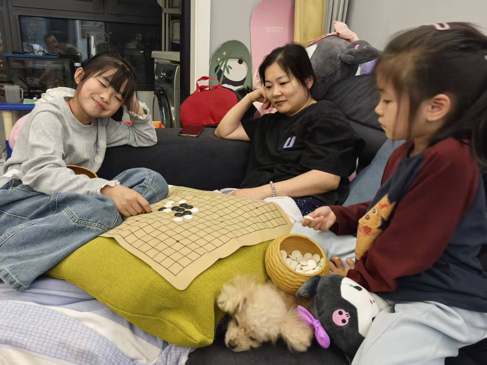 姐姐和妹妹在下棋