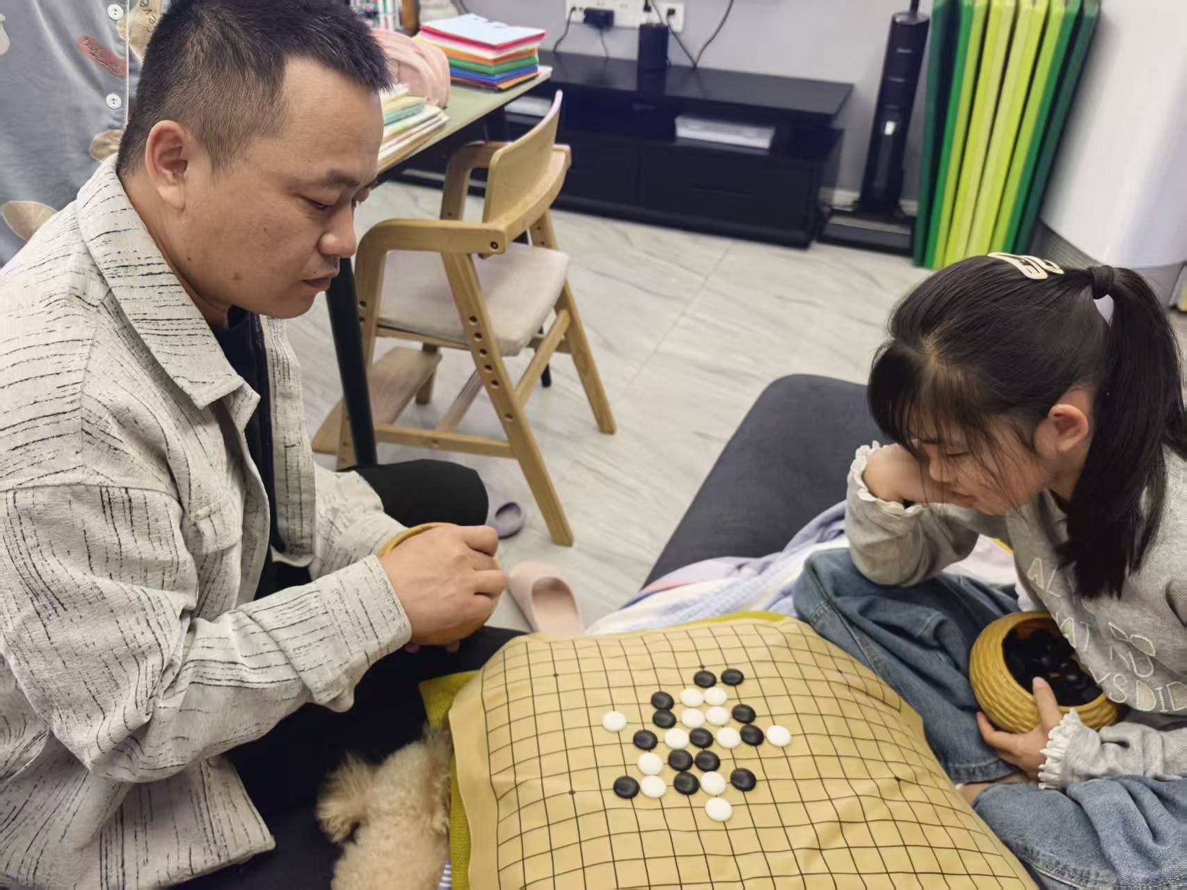 爸爸和姐姐在下棋