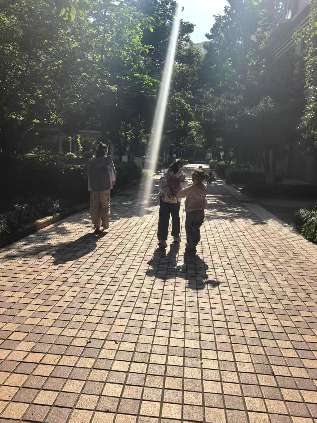 背着Hello Kitty散步